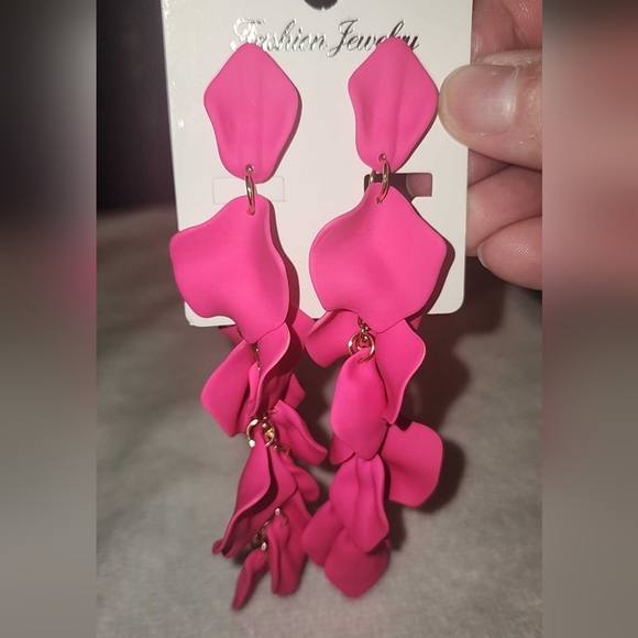 Earrings,  fashion,  fushia and gold drop of 4.25 in. NWOT - Picture 2 of 6